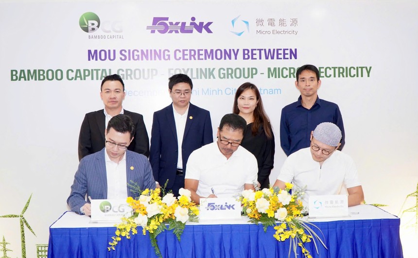 Ông Nguyễn Tùng Lâm – Tổng Giám đốc Bamboo Capital, Ông James Lee – Chủ tịch Foxlink Group và ông Mindi Wang – Chủ tịch Micro Electricity cùng ký kết thỏa thuận hợp tác (từ trái sang)