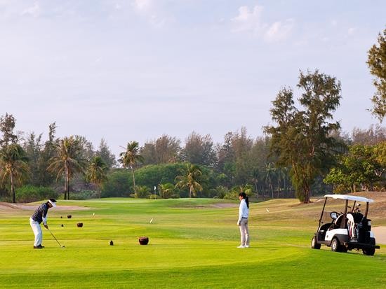 Người dân vùng dự án vẫn phải chạy vòng ra biển từ khi sân golf chia cắt      