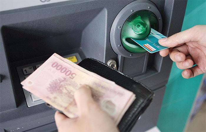 Có tới 80% giao dịch tại ATM vẫn là rút tiền mặt