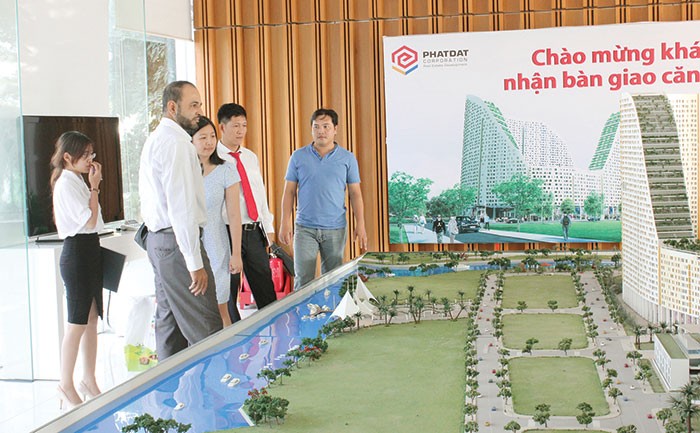 Khách hàng thăm quan, tìm hiểu thông tin căn hộ Block C - The EverRich 2