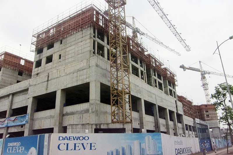 Dự án Deawoo Cleve mới xây đến tầng 5 và đắp chiếu nhiều năm nay.
ảnh: Hoài Nam