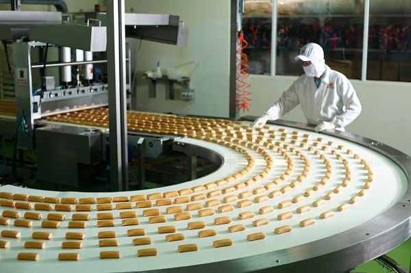 Với lợi thế về ổn định chính trị, giá nhân công rẻ, tiềm năng tăng trưởng trong trung và dài hạn..., các nhà đầu tư toàn cầu sẽ đổ dồn về Việt Nam thiết lập cơ sở sản xuất mới