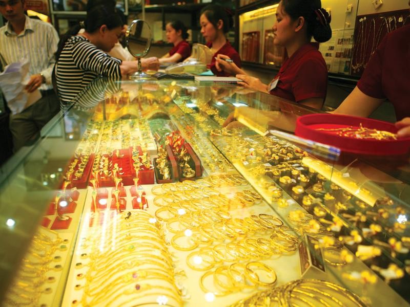 Nhiều người cho rằng, khi vàng miếng bị hạn chế thì cần thiết mở rộng thị trường nữ trang