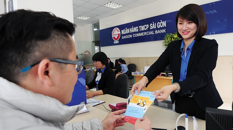 Dù lãi suất đầu vào khó giảm, nhưng để “giữ chân” khách hàng, các nhà băng phải gia tăng khuyến mãi­­
