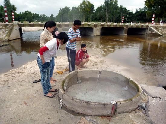 Du khách tham quan Khu Du lịch suối nước nóng Hội Vân.