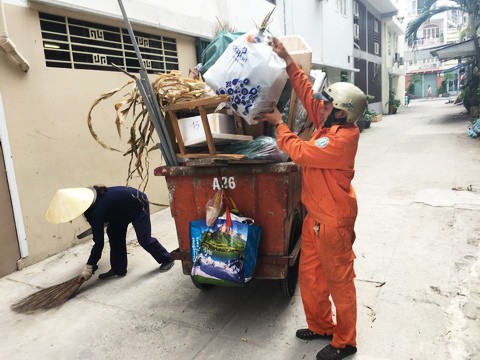 Chưa đến ca, anh Thắng đã phụ chị Phượng thu gom rác