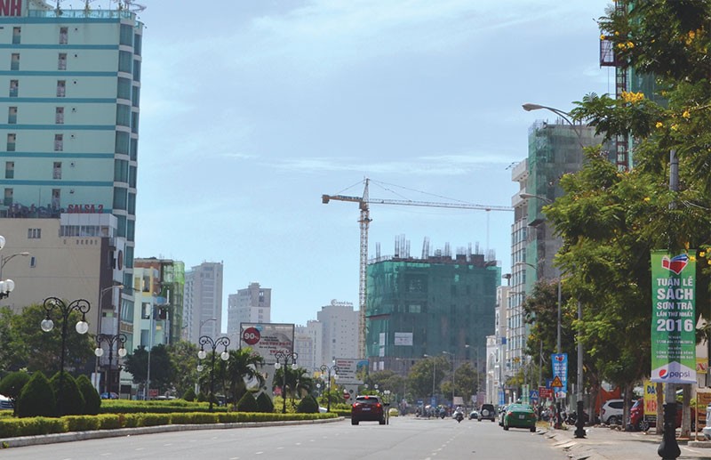 Hàng chục dự án bất động sản lớn nhỏ đang được xây dựng tại khu vực ven biển Đà Nẵng  gây ra những lo ngại về áp lực hạ tầng giao thông