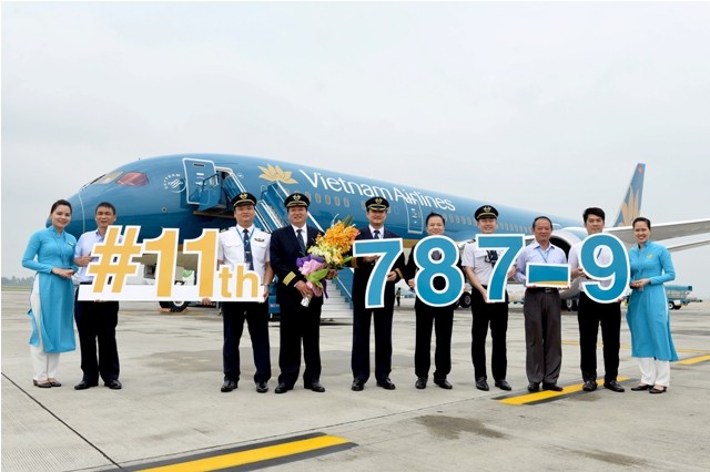 Đại diện Vietnam Airlines tặng hoa chúc mừng và chụp hình lưu niệm với phi hành đoàn đã tiếp nhận và đưa tàu VN-A871 về Việt Nam thành công tốt đẹp.