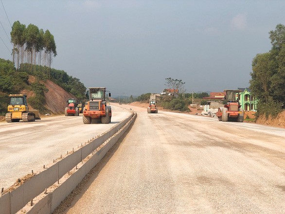 Thi công tuyến cao tốc Bắc Giang - Lạng Sơn.