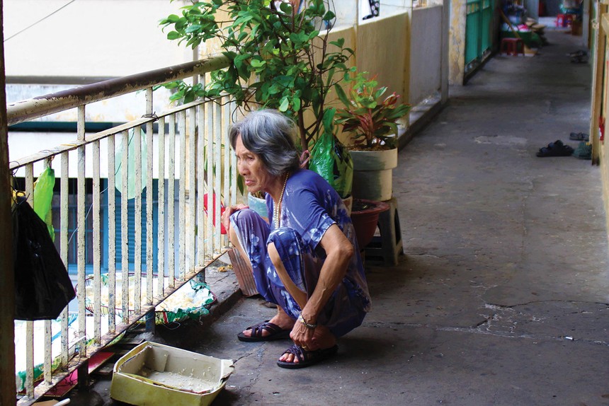 Đi dễ về khó là một trong nhiều nỗi lo khiến các cư dân cố bám trụ lại các chung cư cũ dù nhận thức được nguy hiểm. Ảnh: Trọng Tín