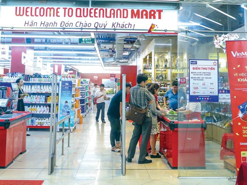 Sau khi sáp nhập, toàn bộ hệ thống siêu thị Queenland Mart ở TP.HCM sẽ được thay đổi và chuyển sang nhận diện theo đúng tiêu chuẩn của VinMart và VinMart+. Ảnh: Lê Toàn