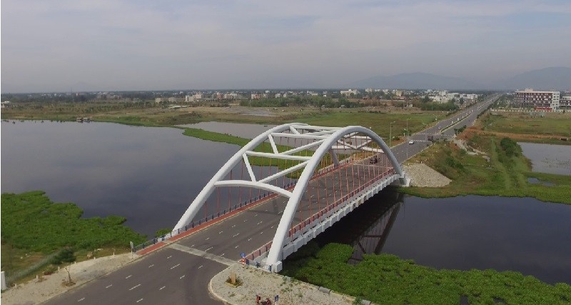 Cầu qua sông Cổ Cò có chiều dài toàn tuyến 1,21km với điểm đầu từ nút giao với đường Trần Đại Nghĩa - Võ Chí Công đến điểm cuối là nút giao với đường Võ Quý Huân và đường ven sông Cổ Cò thuộc khu dân cư Tân Trà. Thời gian thực hiện 17 tháng kể từ ngày ký hợp đồng.