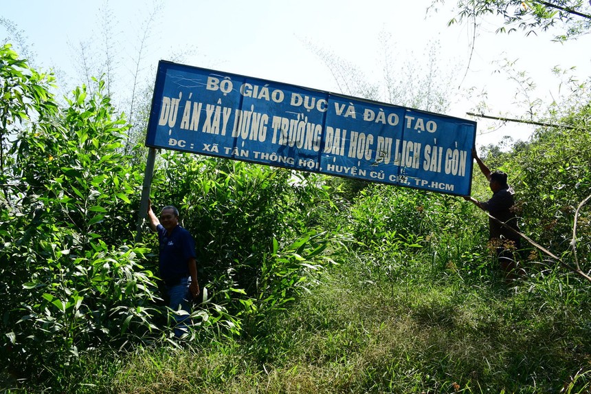 Đến nay, Dự án Xây dựng Trường đại học Du lịch Sài Gòn mới chỉ “đầu tư” được tấm biển.