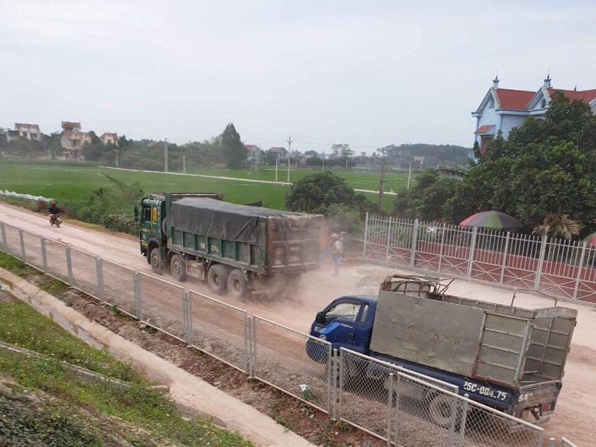 Xe quá tải liên tục tràn vào công trường phá nát móng và lớp cấp phối vừa được các nhà thầu thi công.