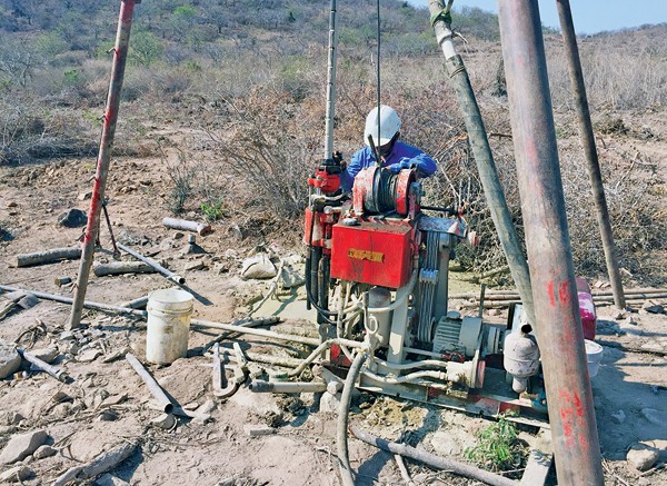 Công nhân khảo sát địa chất tuyến cao tốc Vĩnh Hảo - Phan Thiết. Ảnh: Báo Giao thông