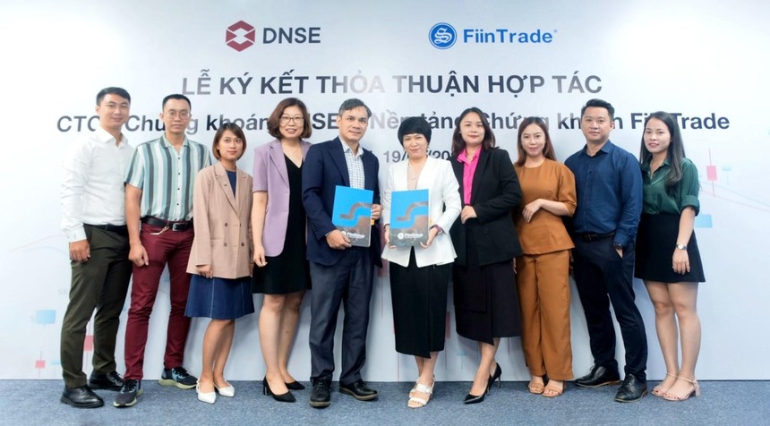 Lễ ký kết thỏa thuận hợp tác giữa DNSE và FinnTrade.