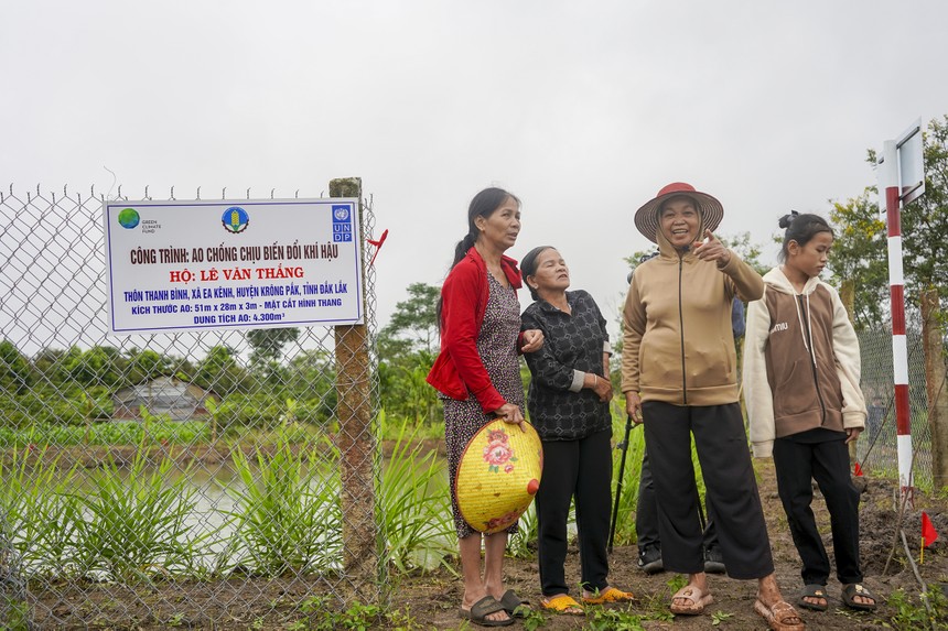 Bàn giao ao cho hộ ông Lê Văn Thắng xã Ea Kênh, huyện Krông Pắc. 