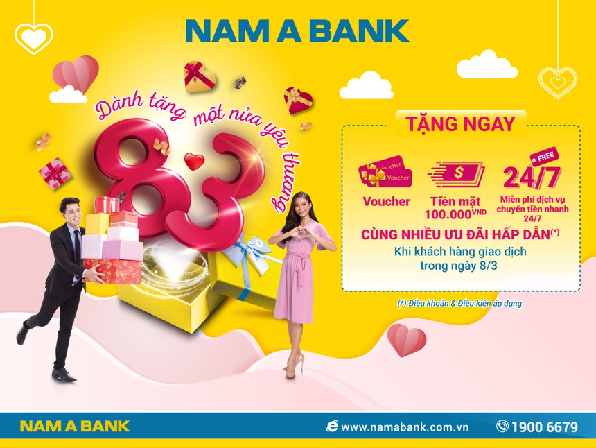 Khách hàng nữ được Nam A Bank tặng quà khi đến giao dịch ngày 8/3