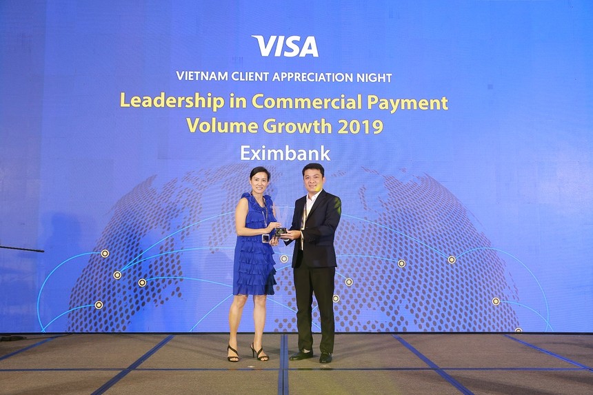 Đại diện Eximbank, ông Nguyễn Hoàng – Giám đốc Trung Tâm Thẻ Eximbank nhận giải thưởng từ bà Pimjai Athijagravudh - Giám đốc cấp cao phụ trách Giải pháp & Sản phẩm toàn cầu.