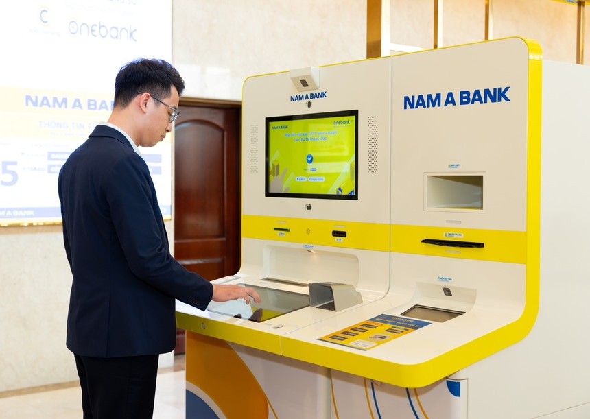 Khách hàng giao dịch tại Điểm giao dịch số tự động OneBank