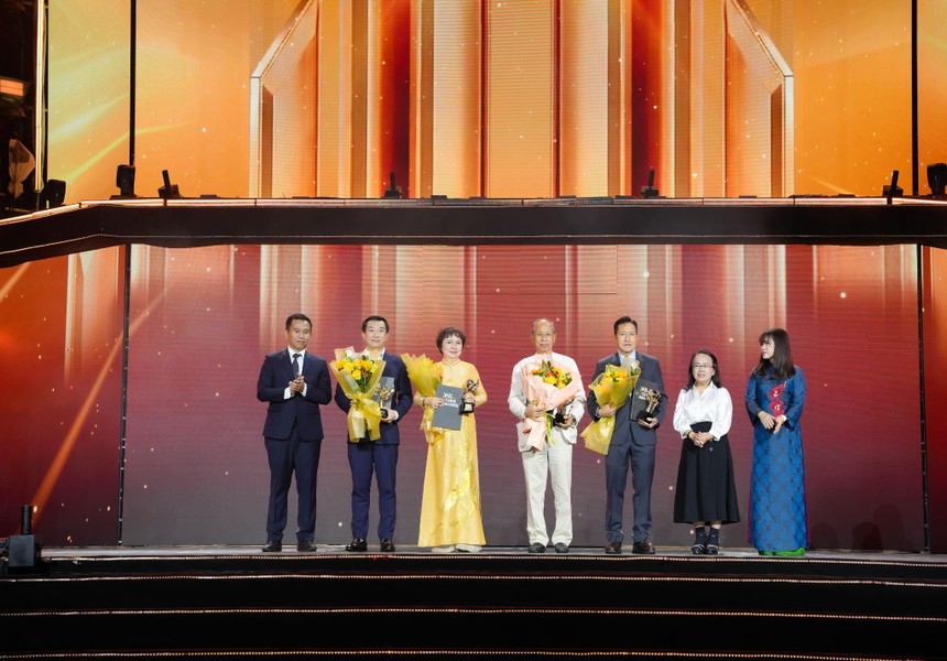 Bà Cao Thị Ngọc Dung (áo dài vàng) nhận bằng khen và cúp vinh danh từ BTC. Ảnh: Yến Linh