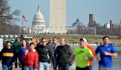 Du khách đi qua gần tòa nhà Quốc hội Mỹ, nơi sẽ diễn ra lễ nhậm chức của Trump ở Washington. Ảnh: Reuters