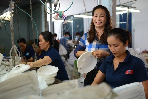 Bà Minh hiện sở hữu 2 nhà máy sản xuất hàng điện gia dụng cho doanh thu mỗi năm trên 800 tỷ đồng.