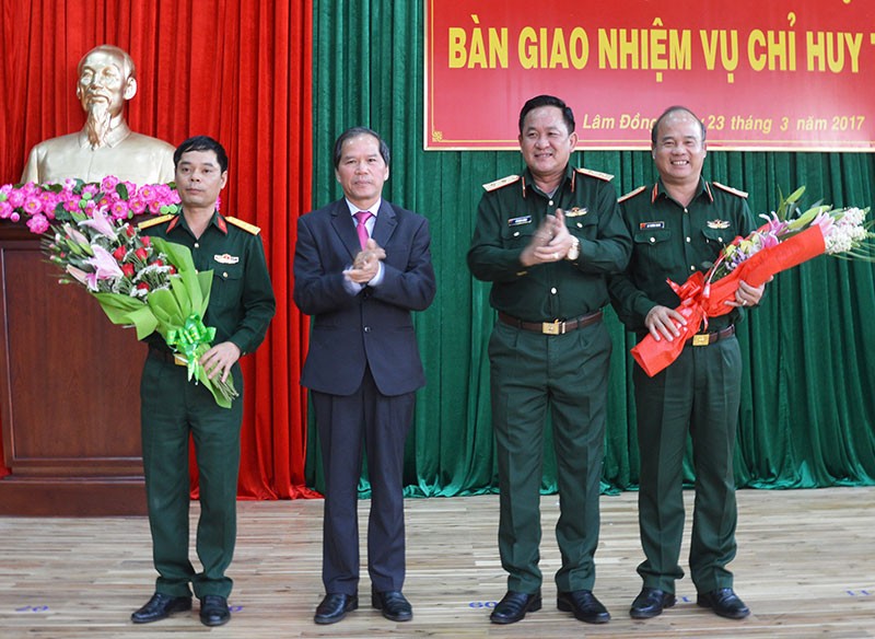 Trung tướng Võ Minh Lương, Bí thư Tỉnh ủy Lâm Đồng Nguyễn Xuân Tiến chúc mừng Thiếu tướng Du Trường Giang và Đại tá Nguyễn Bình Sơn. Ảnh QK7