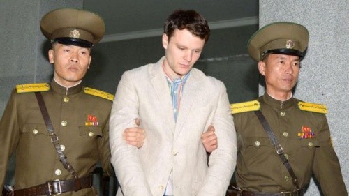 Warmbier bị áp tải trong phiên xử năm ngoái. Ảnh: BBC