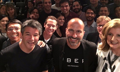 Travis Kalanick (trái) và Dara Khosrowshahi (giữa) trong buổi gặp nhân viên. Ảnh: Arianna Huffington