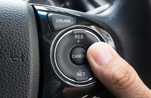 Các nút kích hoạt cruise control trên vô-lăng. 