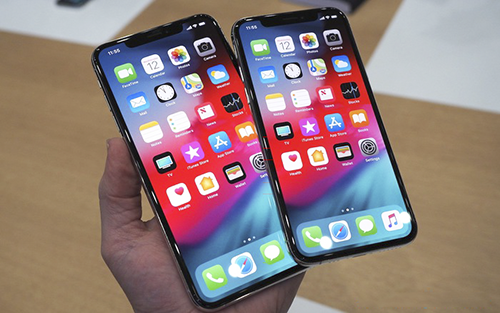 iPhone Xs (bên phải) không hấp dẫn người dùng bằng iPhone Xs Max (bên trái).