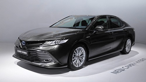 Toyota Camry hybrid ra mắt tại triển lãm Paris. Ảnh: Motor1.