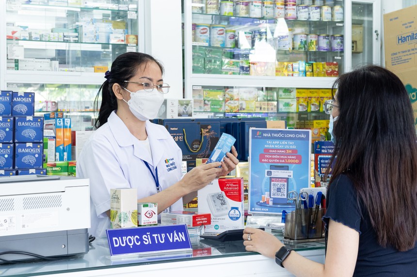 Dược sĩ tại nhà thuốc FPT Long Châu tư vấn cho khách hàng.