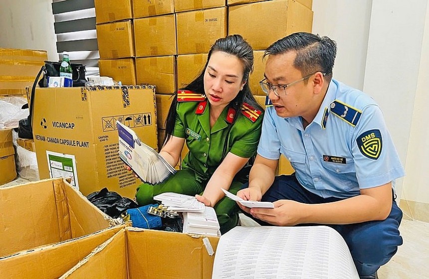 Cơ quan chức năng kiểm tra nguồn gốc xuất xứ hàng hóa. Ảnh minh họa
