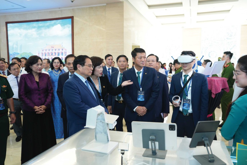 Đại diện BIDV giới thiệu với Thủ tướng Phạm Minh Chính và lãnh đạo Ngân hàng Nhà nước về những ứng dụng công nghệ tại Ngân hàng.