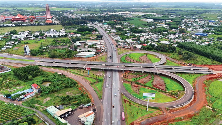 Tuyến cao tốc kết nối với sân bay Long Thành đang tăng tốc hoàn thành. Ảnh: Lê Toàn. 