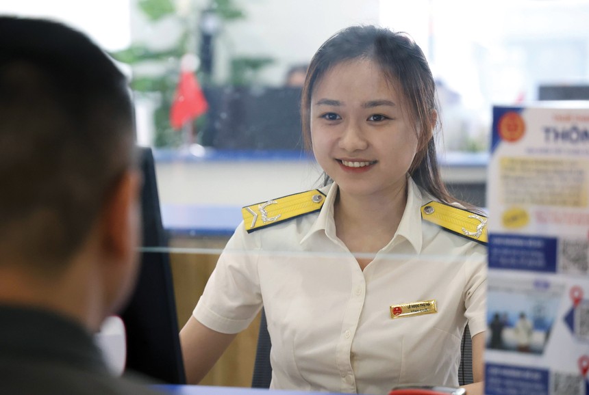 Cán bộ thuế tư vấn, tuyên truyền về chính sách thuế mới cho hộ kinh doanh.