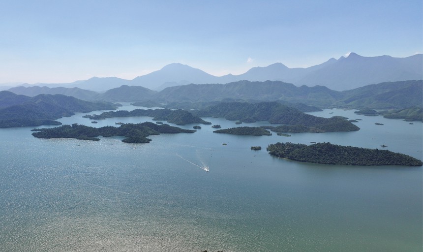 Vẻ đẹp nguyên sơ của Hồ Núi Cốc, Thái Nguyên.