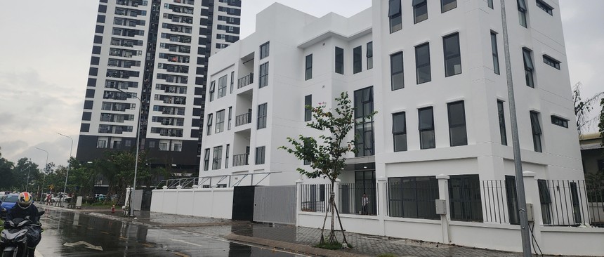 Công trình trường học mới tinh nằm ngay cổng dự án, nhưng chưa được đưa vào sử dụng. Ảnh: Dũng Minh.