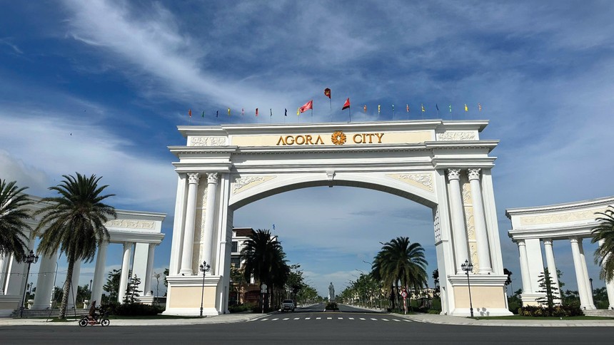 Khu vực cổng chào dự án Agora City thưa thớt phương tiện qua lại.