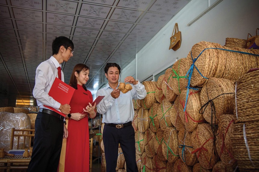 Agribank hiện là ngân hàng tài trợ lớn nhất cho các ngành hàng chiến lược . 