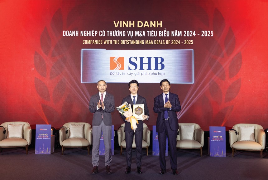 Phó chủ tịch HĐQT - Phó tổng giám đốc SHB Đỗ Quang Vinh đại diện Ngân hàng nhận giải thưởng.