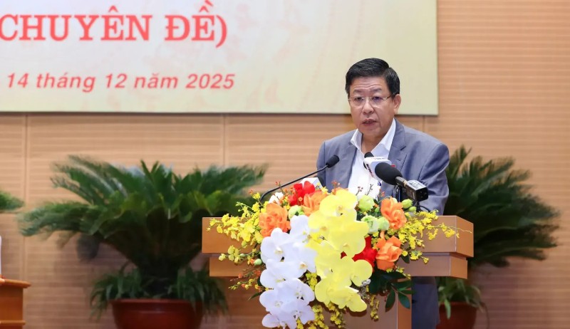 Phó Chủ tịch Thường trực UBND TP. Hà Nội Dương Đức Tuấn trình bày Tờ trình tại Kỳ họp ngày 14/12.