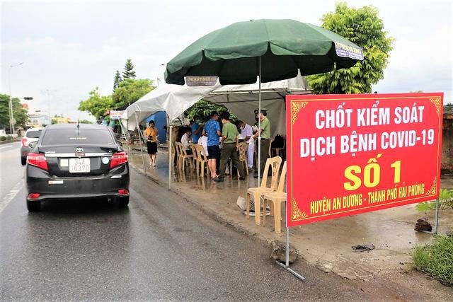 Chốt kiểm soát dịch Covid-19 tại địa phận huyện An Dương (Ảnh: Thanh Sơn)