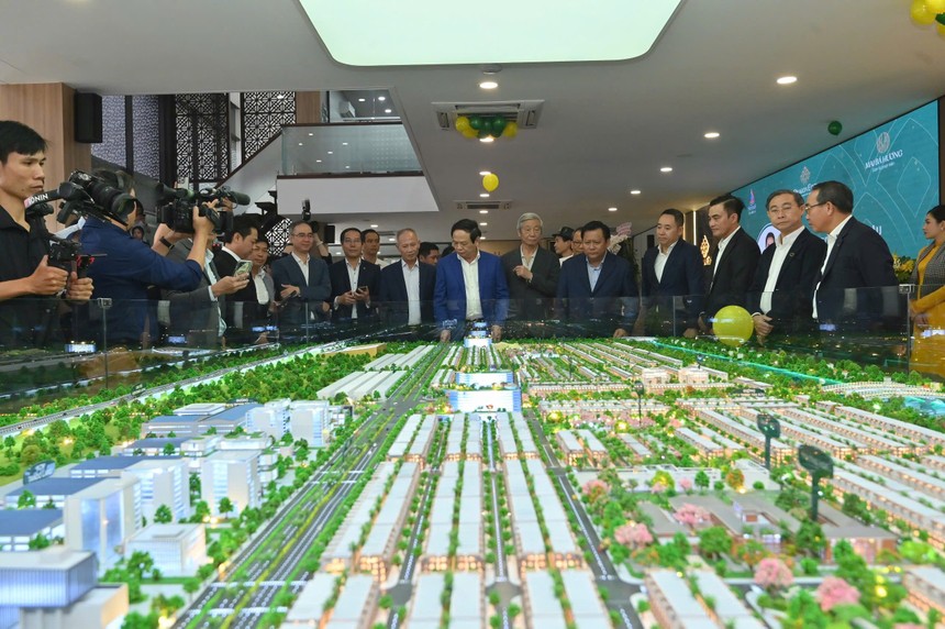 Lễ ra quân dự án Dragon Eden có sự tham gia của hơn 1.000 chuyên viên kinh doanh và các đối tác.