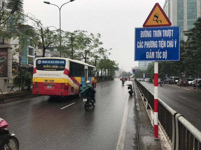 Đào rãnh, xây gờ chống trơn trượt trong hầm chui Kim Liên