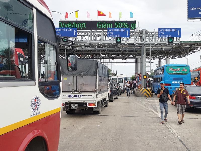 Trạm thu phí Cai Lậy - nơi đang gây nhiều bức xúc cho người tham gia giao thông. Ảnh: Hải An