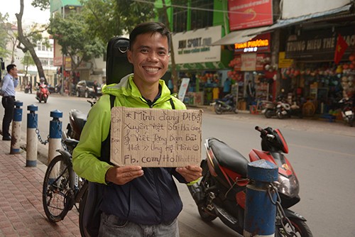 Hồ Nhật Hạ với tấm biển giới thiệu về mình và đề nghị tặng bài hát cho những người bạn mới gặp khi quay trở lại Hà Nội ngày 16/3.