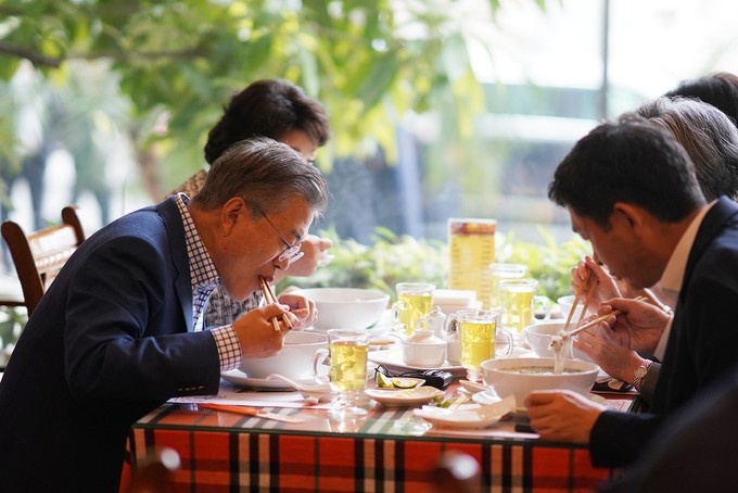 Tổng thống và Đệ nhất phu nhân Hàn Quốc thưởng thức phở Hà Nội